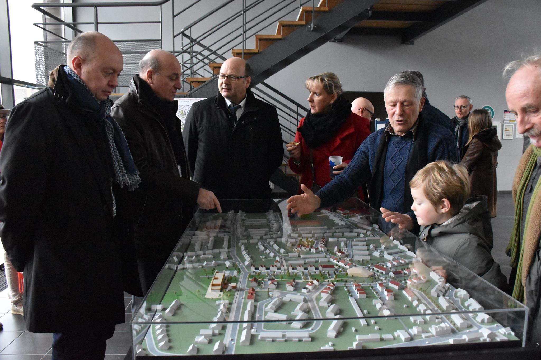 Présentation de la maquette du projet de rénovation du quartier Lionderie/ Trois Baudets aux habitants de Hem.